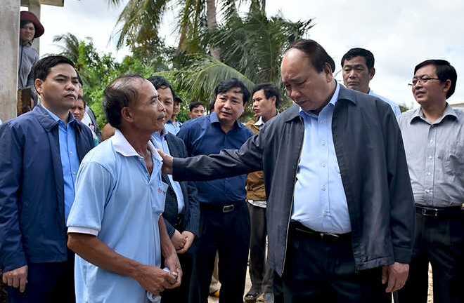 Ảnh: Thủ tướng Nguyễn Xuân Phúc thị sát vùng lũ Bình Định