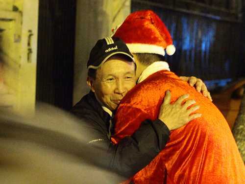 Ảnh: Người vô gia cư bật khóc, ôm chầm ông già Noel khi được nhận quà