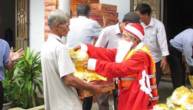 Chuyện lạ: Ông già Noel mặc áo phao đi phát quà