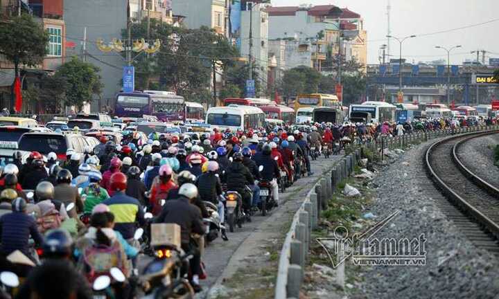 Ảnh: Cửa ngõ Thủ đô ken cứng người và xe trong chiều cuối năm