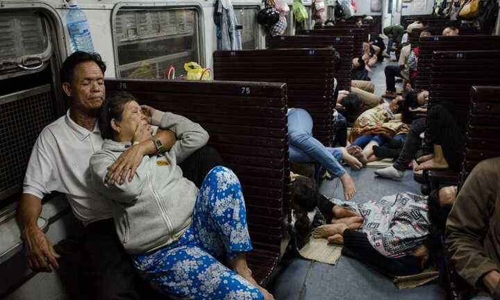 Ảnh: Xã hội thu nhỏ trên chuyến tàu đêm Bắc - Nam