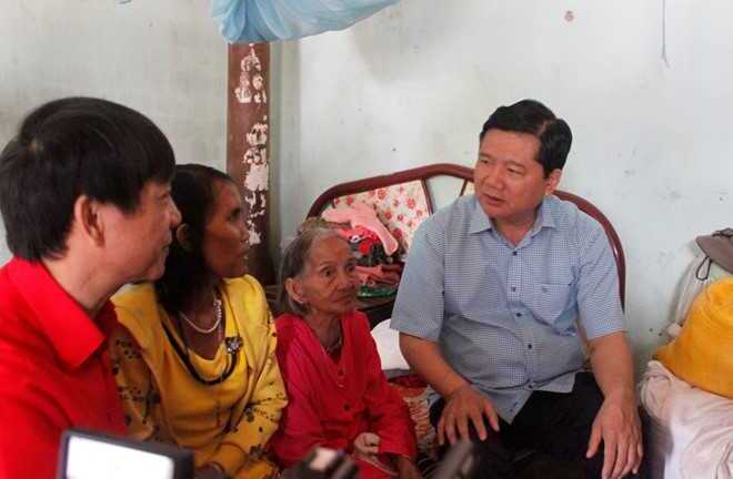 Dùng tiền không bắn pháo hoa dịp Tết, Bí thư Thăng tặng quà cho dân nghèo