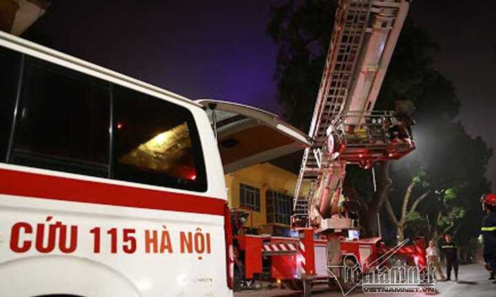 Hy hữu: Điều xe cẩu chữa cháy giải cứu sản phụ đẻ non bị mắc kẹt