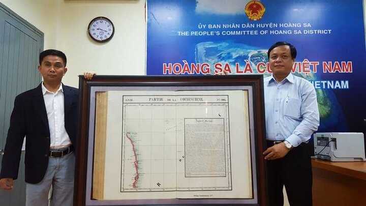 Việt Kiều Mỹ tặng bản đồ quý cho huyện Hoàng Sa