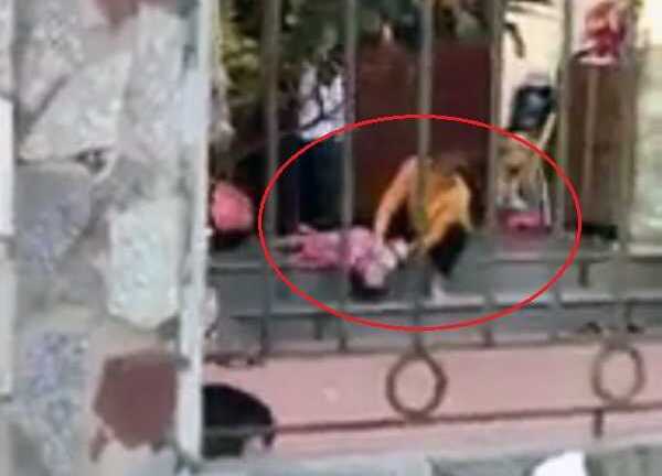 Bảo mẫu vật ngửa, túm tóc, ép trẻ ăn gây phẫn nộ