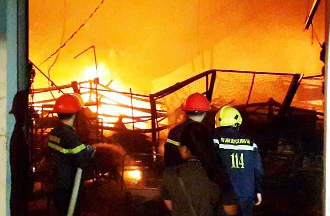 Cháy lớn tại công ty sản xuất ô tô xe máy Suzuki