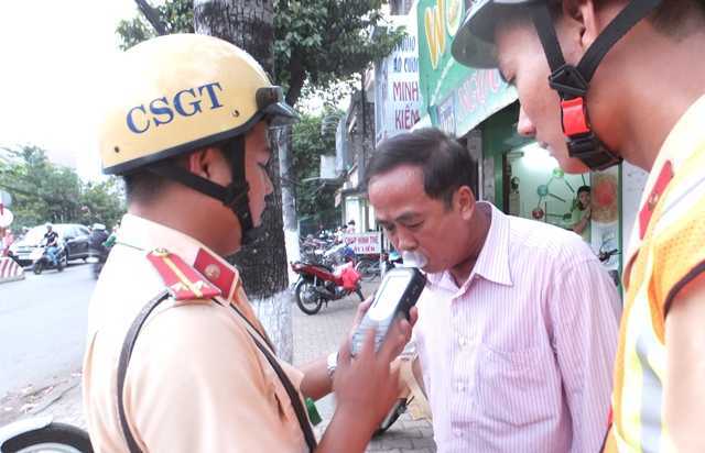 Xe sang đi vào đường cấm, húc ngã 2 xe máy rồi bỏ chạy