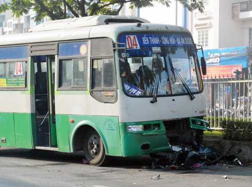 Băng xe qua đường, 2 ông cháu bị xe buýt kéo lê 20m