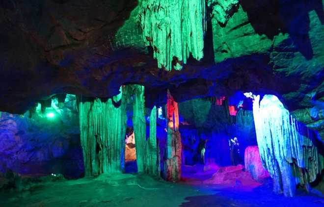 Ảnh: Hang động đẹp nhất xứ Thanh bị vẽ bẩn