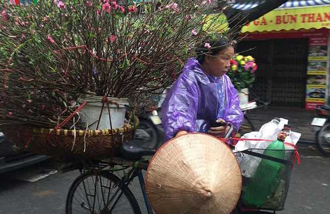 Ảnh: Nhọc nhằn mưu sinh trong mưa phùn gió bấc trên đường phố Thủ đô