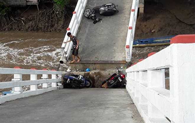 Sà lan tông sập cầu ở Cà Mau, một bé gái nguy kịch