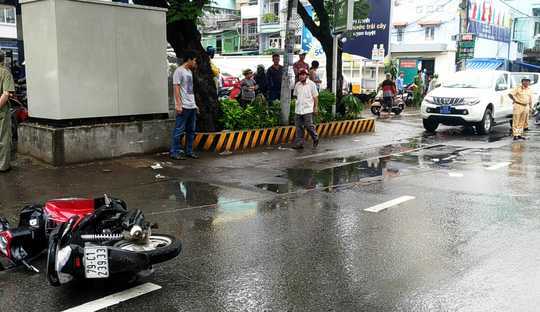 Tránh em bé băng qua đường, người đàn ông đi xe máy chết tại chỗ