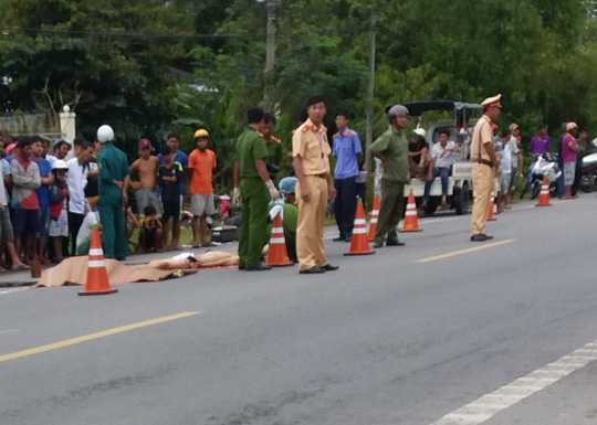 Va chạm xe máy, 2 người bị xe khách Phương Trang cán chết tại chỗ