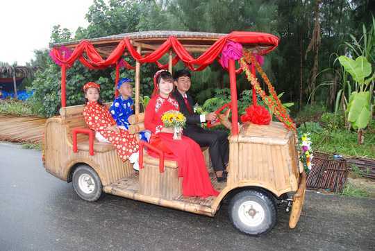 Màn rước dâu bằng xe tre 'đốn tim' dân mạng ở Hội An