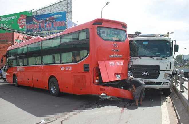 Làm hiệu cho xe lùi, phụ xe Phương Trang bị ô tô tải tông chết