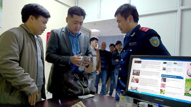 Tài xế taxi trả lại 14.000 USD cho du khách Hàn Quốc để quên