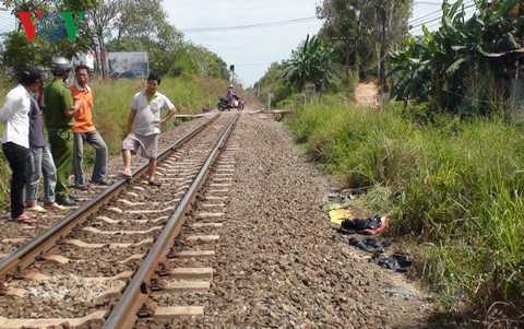 Băng xe máy qua đường ray, nam thanh niên bị tàu hỏa đâm chết