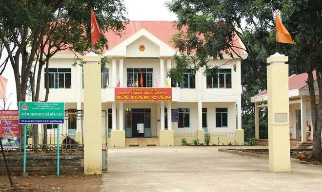 Cô giáo xông vào trụ sở UBND xã đánh người, xúc phạm cán bộ