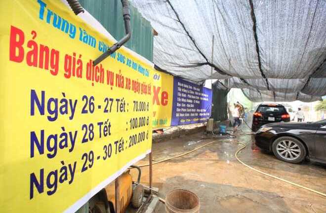Dịch vụ rửa xe tăng giá 300% ngày cận Tết