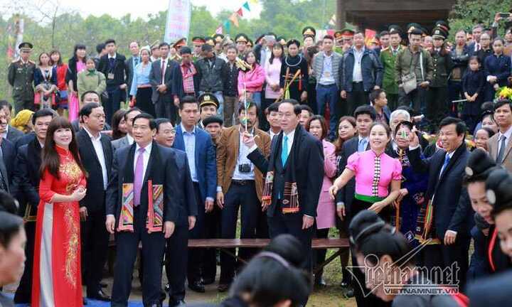 Chủ tịch nước ném còn cùng đồng bào các dân tộc