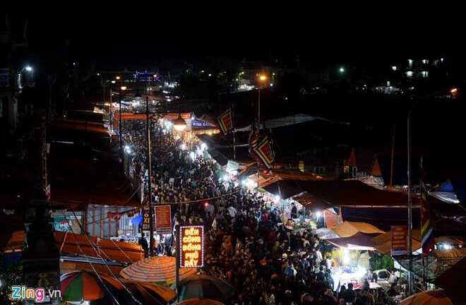 Ảnh: Biển người đội mưa đi 'mua may' ở chợ Viềng trước ngày khai hội