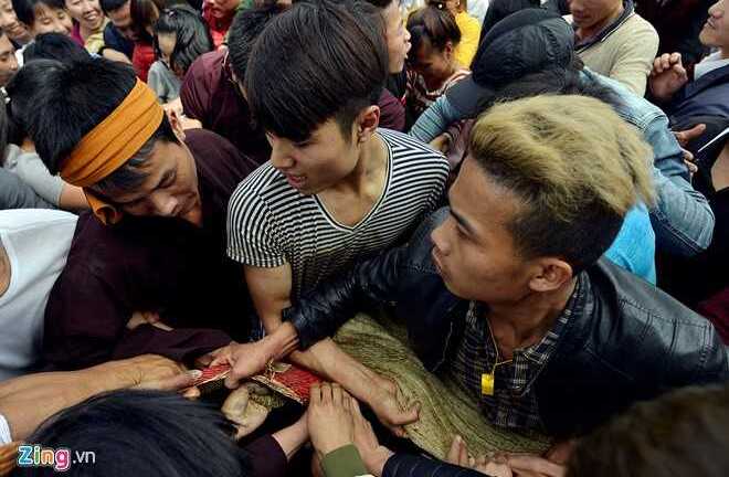 Hỗn loạn cảnh trai làng xâu xé manh chiếu mong sinh con trai ở lễ hội 'Đúc Bụt'