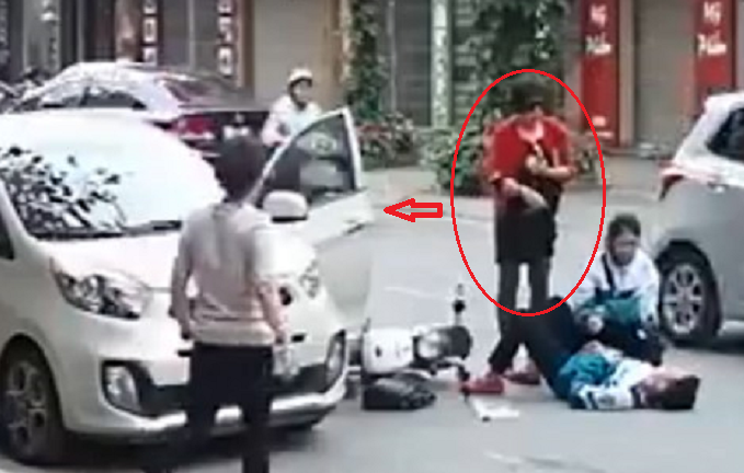 Mở cửa ô tô hất văng 2 học sinh, 'quý bà' thản nhiên nhìn nạn nhân nằm giữa đường