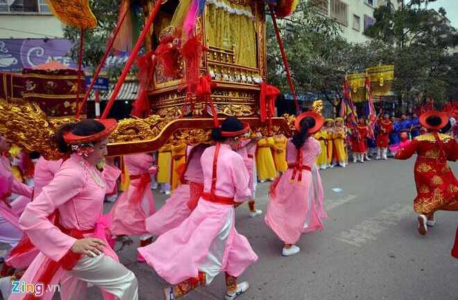 Ảnh: Phụ nữ làng Xuân Đỉnh rước kiệu phi như bay giữa Thủ đô