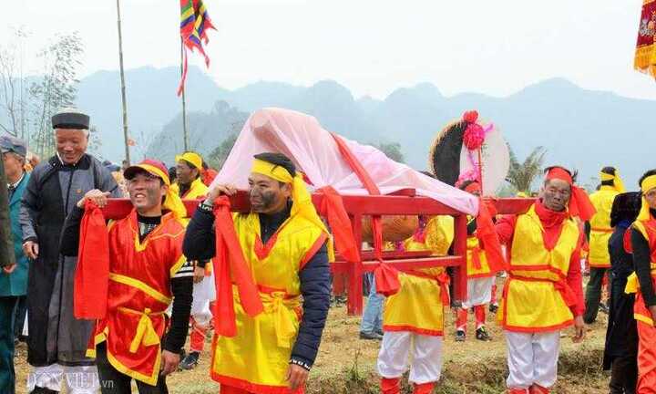 Độc đáo rước 'của quý khổng lồ' trong lễ hội táo bạo nhất Việt Nam