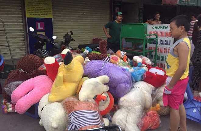 Cửa hàng gấu bông bốc cháy trước ngày Valentine