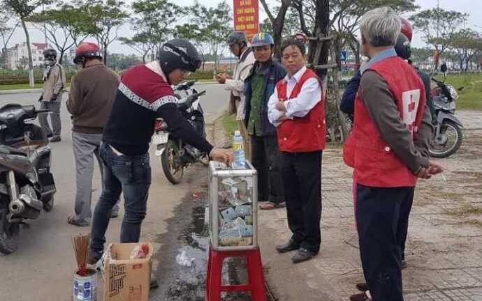 Bị phát hiện, người phụ nữ mạo danh Hội Chữ thập đỏ vứt lại thùng tiền