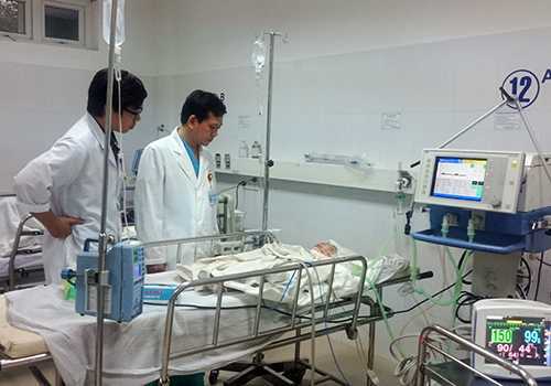 Bé trai hơn 1 tuổi rơi từ tầng 5 chung cư