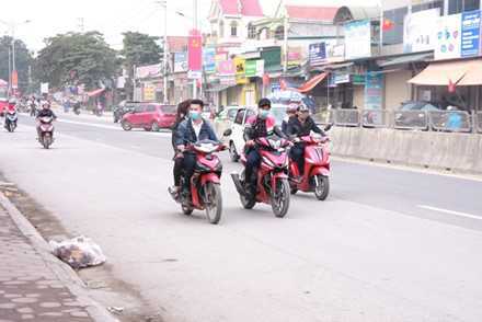 Bị nhắc 'đi dàn hàng 3', nhóm thanh niên rút dao đâm người đi đường