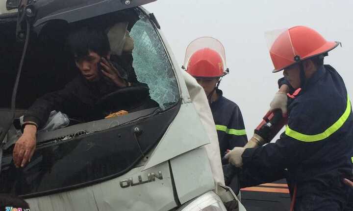 Tự đâm vào xe container đỗ ven đường, tài xế xe tải kẹt cứng trong cabin