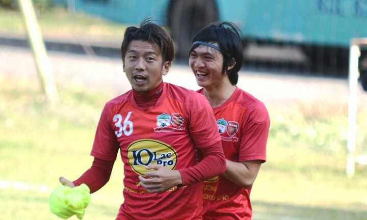 Tuấn Anh ra sân tập cùng đồng đội HAGL