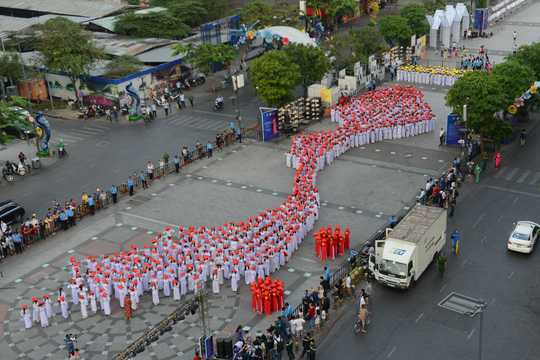 Hàng nghìn thiếu nữ Sài Gòn đồng diễn áo dài trên phố đi bộ Nguyễn Huệ
