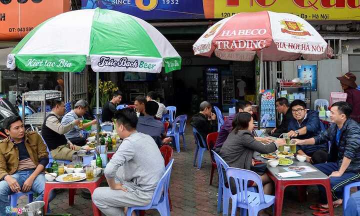 Quán nhậu Hà Nội coi vỉa hè như 'của nhà mình'