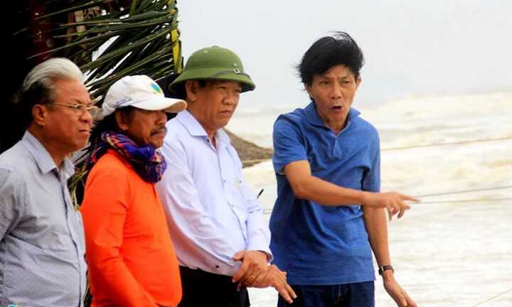 Ông Nguyễn Sự 'hiến kế' quản lý vỉa hè phố Tây cho ông Đoàn Ngọc Hải