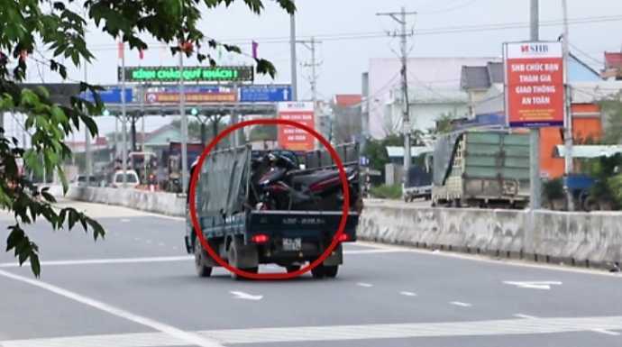 Né trạm thu phí, ô tô rồng rắn chạy ngược chiều trên quốc lộ