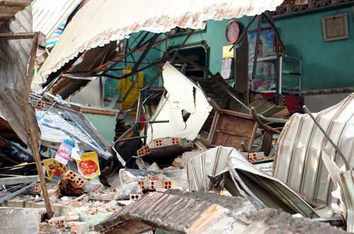 Ô tô tông sập nhà, ông chết thảm, cháu trai bò ra khỏi đống đổ nát