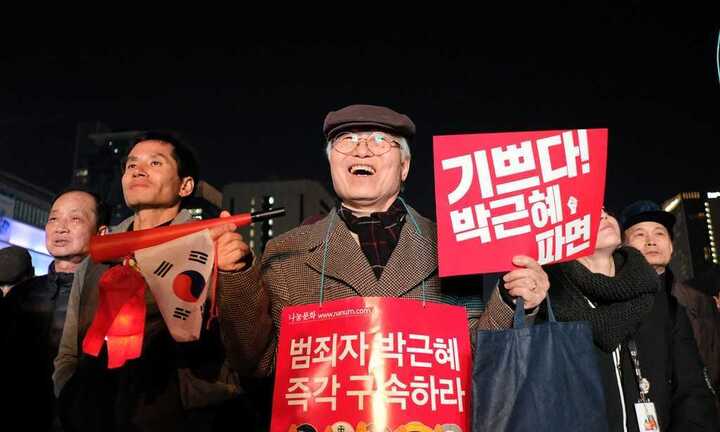 Tổng thống Hàn Quốc bị phế truất: Người phản đối bà Park Geun-Hye xuống đường hát mừng