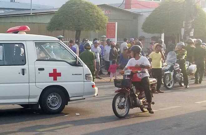 Đôi nam nữ chết bất thường trên vỉa hè