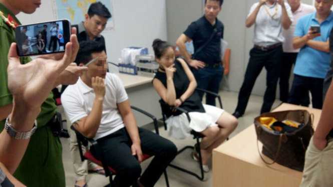 Truy tố vợ chồng cựu tiếp viên hàng không buôn lậu vàng