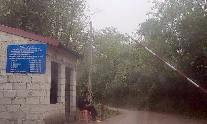 Xã nghèo lập trạm thu phí, dân đi bộ cũng phải đóng tiền