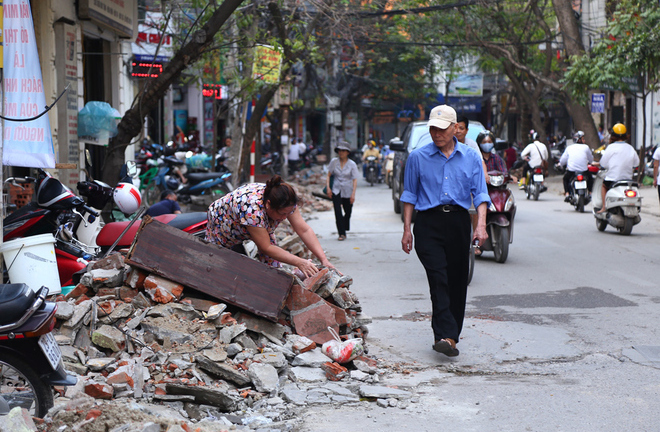 Hà Nội dẹp 'cướp' vỉa hè: Người đi bộ vẫn bị đẩy xuống lòng đường