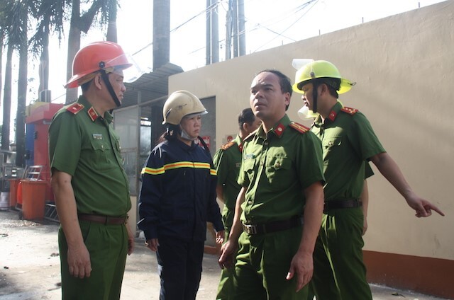 Gần 200 cảnh sát vẫn tiếp tục chữa cháy trong khu công nghiệp ở Cần Thơ