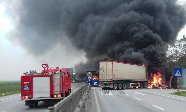 Tránh người đi đường, xe khách đâm xe đầu kéo rồi cùng bốc cháy