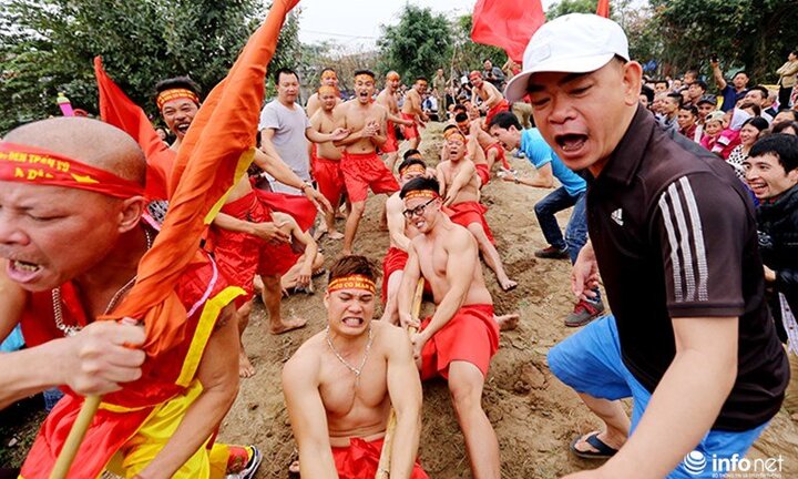 Ảnh: Đến Ngọc Trì xem trai làng thi kéo co ngồi