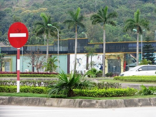 Cửa hàng ‘chỉ bán cho khách Trung Quốc’ đồng loạt khóa cửa, dỡ biển hiệu