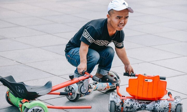 Ảnh: Muôn kiểu mưu sinh trên phố đi bộ Hồ Gươm